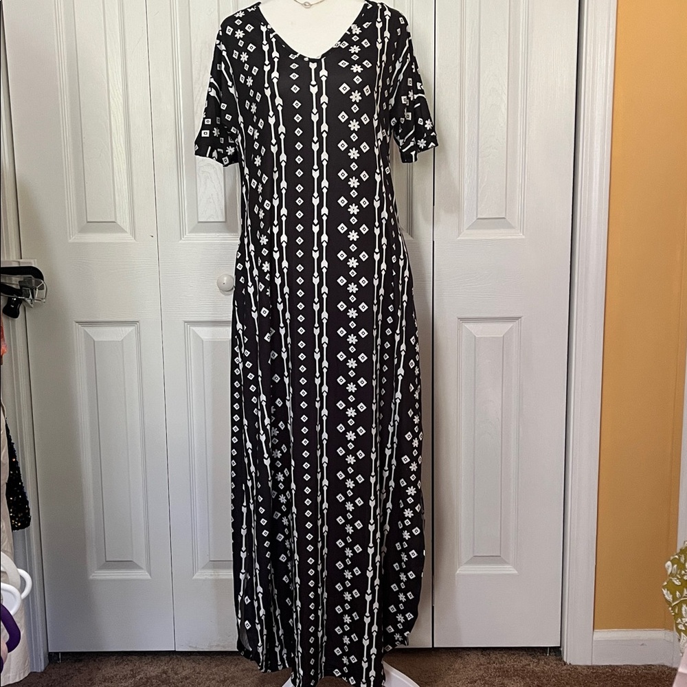 Chic Black and White Patterned Maxi Dress
